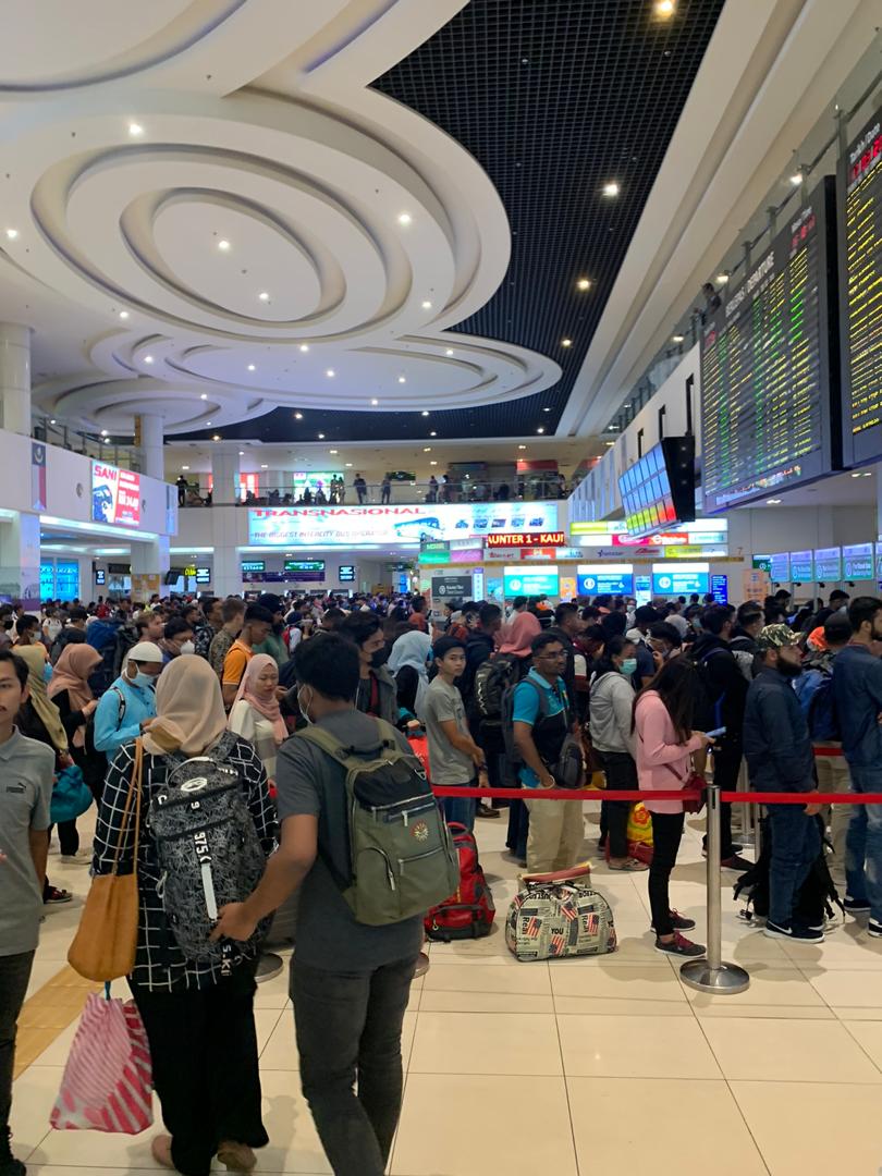 AimanPsikologi's tweet photo. Semalam pasar raya penuh orang kerana panic buying.

Hari ini TBS pula sesak.

Masing-masing membawa pulang virus itu ke kampung halaman masing-masing.

Definitely defeat the purpose of perintah kawalan pergerakan, social distancing, avoid mass area, untuk flatten the curve.

😭 https://t.co/7369NysiRk