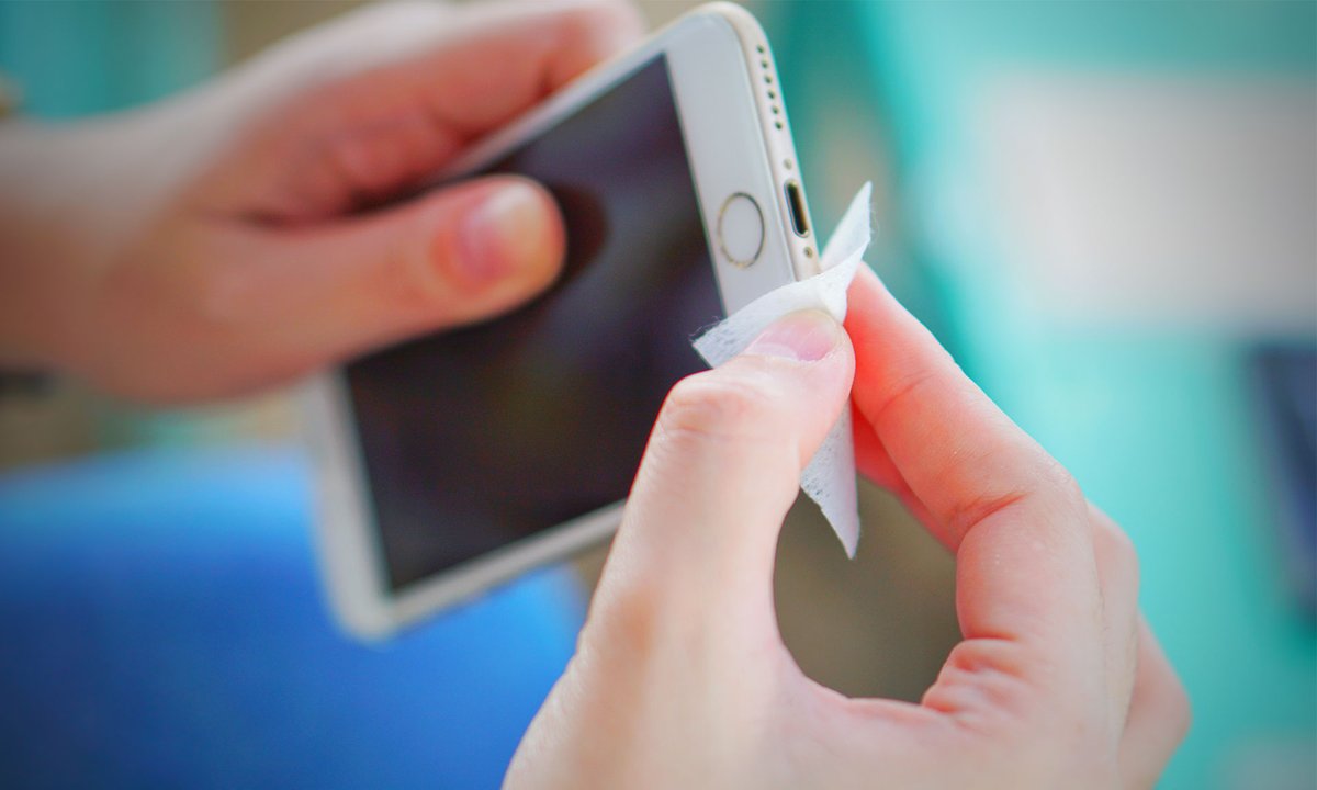 aviantelecoms's tweet photo. In light of the current pandemic, we all need to keep as safe as possible. Here are five tips from @WhichUK on how to safely clean your mobile phones. Remember they are in our hands all day &amp; every day! https://t.co/6966Ts9n1Z #thankyouwhich #coronavirus #mobilephones #staysafe https://t.co/b5d5OGBe39