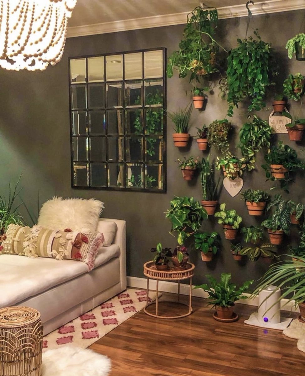 Hem saksı bulundurup hem de yerden tasarruf etmek için düşünülmüş bir dekorasyon. 

🔗: urbanjungleblog