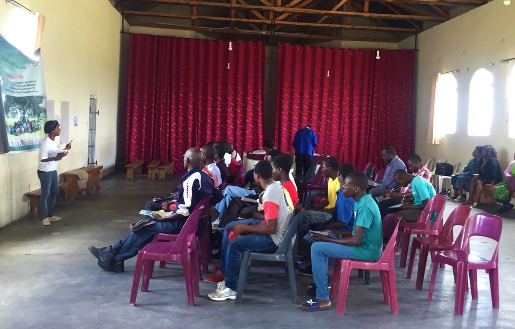 ShamwariyeMwana's tweet photo. #ChangingTheTide Men and boys in Chihota discussing about the negative cultural norms that impede on girls rights and what they can do as men and boys to promote girls and women's rights. Many thanks to @gchallenges for the support
#MaleEngagment
#HeForSheAmbassadors https://t.co/DJGzYDcUKF