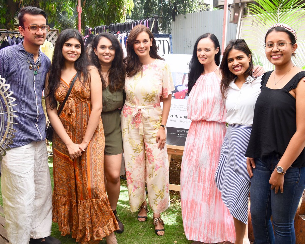 What an amazing team of change-makers!! #SeamsForDreams #BombayClosetCleanse #BegBorrowSteal 💯🙌  Love these guys!! 😃 Keep up the good work!! 💚 

#ShopForJoy #BuySecondHand #PreLoved #Sustainability #ResponsibleFashion  #Mumbai #SFD