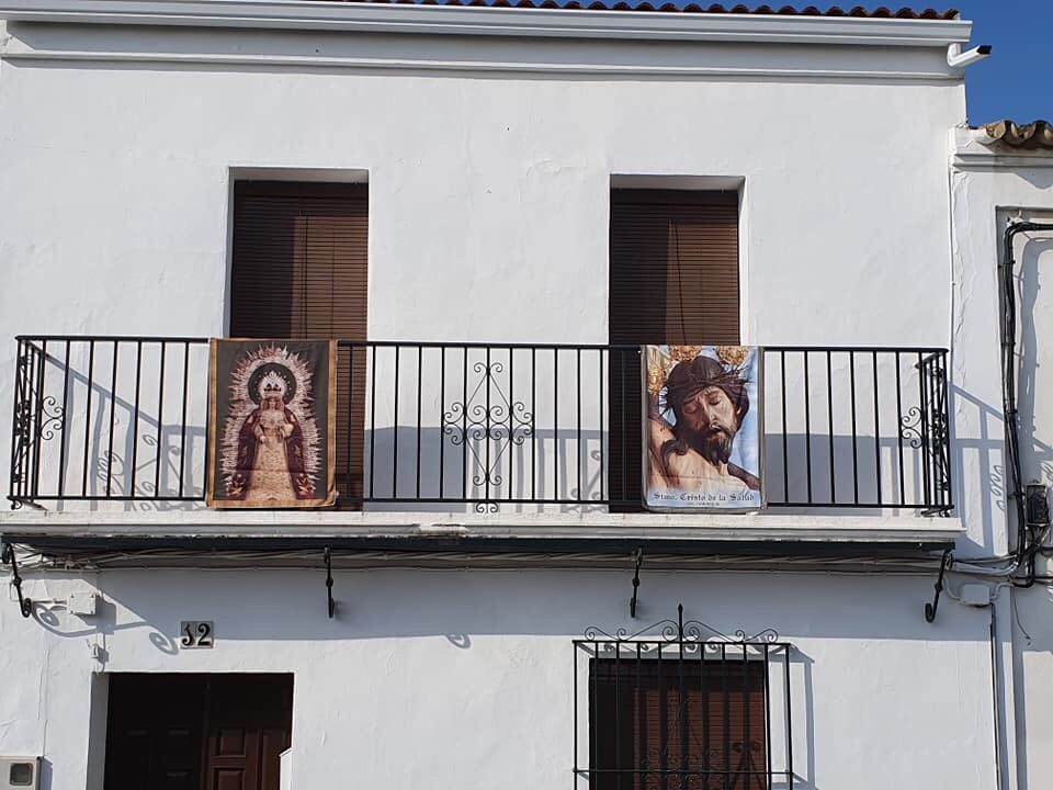 veracruzolivare's tweet photo. [VERA CRUZ] Colgaduras de nuestros Amantísimos Titulares

Hoy nos hacemos eco de la iniciativa que algunos hermanos y vecinos están llevando a cabo, colgando los paños del Stmo. Cristo de la Salud y de Nuestra Señora de la Antigua en balcones y ventanas. 

Que Ellos nos protejan! https://t.co/PgFNY2S9Rh
