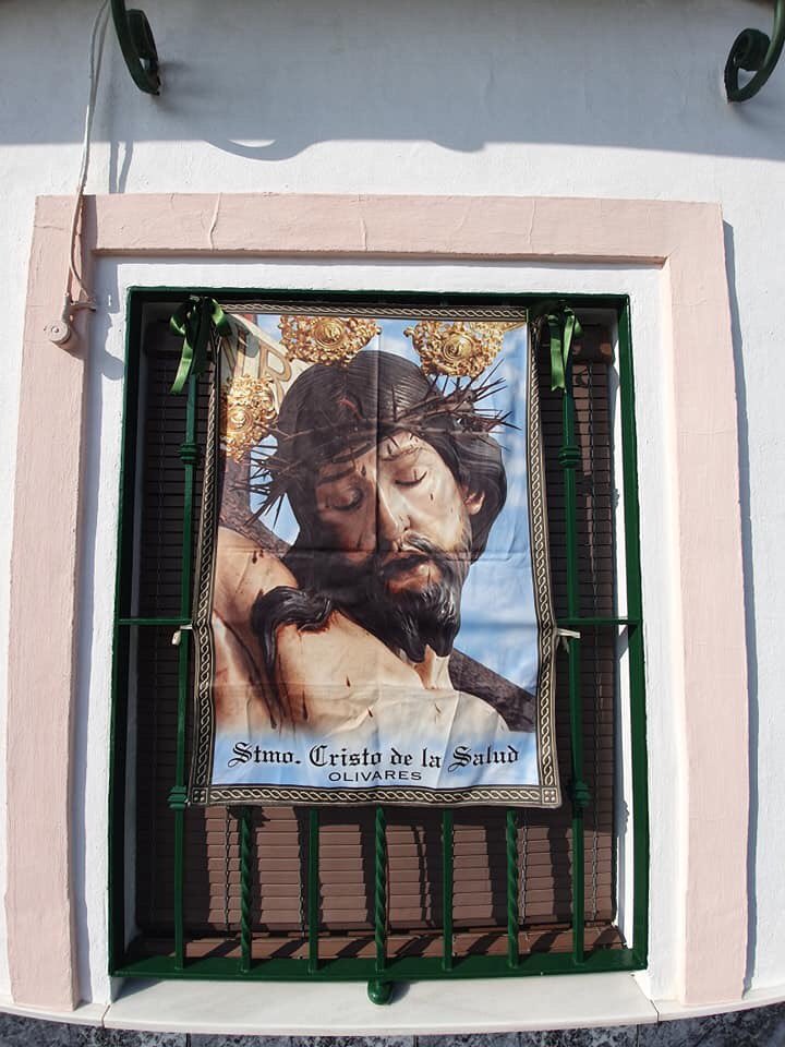 veracruzolivare's tweet photo. [VERA CRUZ] Colgaduras de nuestros Amantísimos Titulares

Hoy nos hacemos eco de la iniciativa que algunos hermanos y vecinos están llevando a cabo, colgando los paños del Stmo. Cristo de la Salud y de Nuestra Señora de la Antigua en balcones y ventanas. 

Que Ellos nos protejan! https://t.co/PgFNY2S9Rh