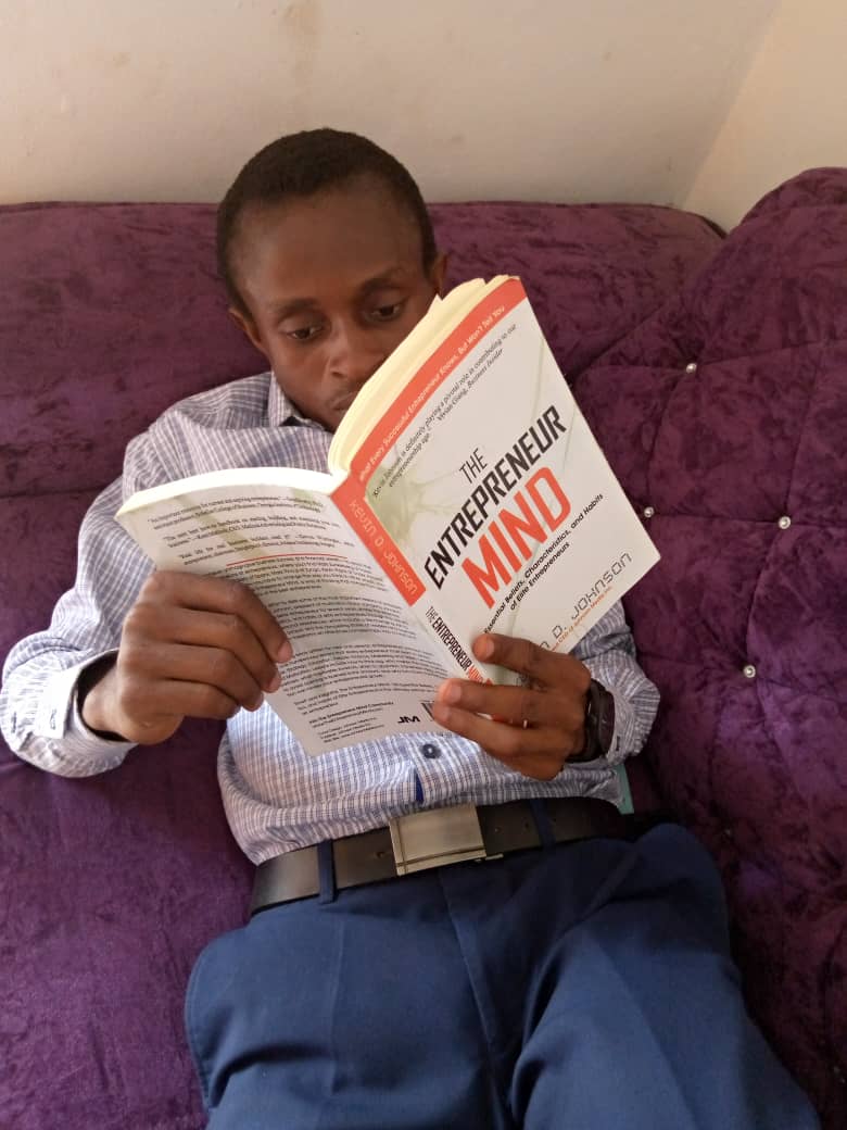 edetofficial's tweet photo. On the go, getting down to chapter three. Club review loading....

#MyBookofTheMonth
#BookOfTheMonth 
#Book2020 
#readingculture
#TheEntreprenurerMind
#MarchBook
#marchreading
@BizWizKevin https://t.co/gtW3AznzVg