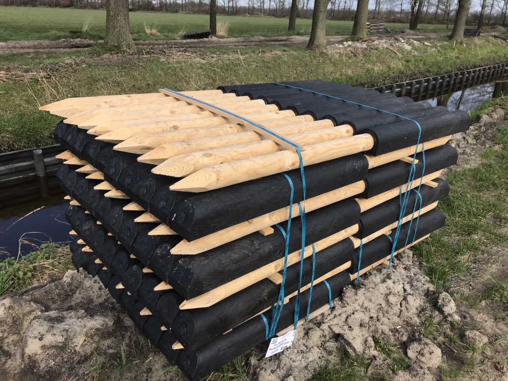 PeterRoefs's tweet photo. Plaatsing van beschoeiing in #Afleidingskanaal @WLomgeving. Unieke combinatie van hergebruikte kunststoffen en onbehandelde houten palen. #duurzaam #innovatief. Asset op orde. https://t.co/CpB6nS4h5z