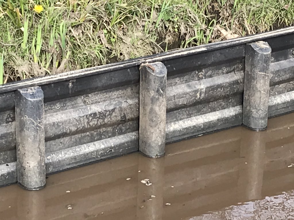 PeterRoefs's tweet photo. Plaatsing van beschoeiing in #Afleidingskanaal @WLomgeving. Unieke combinatie van hergebruikte kunststoffen en onbehandelde houten palen. #duurzaam #innovatief. Asset op orde. https://t.co/CpB6nS4h5z