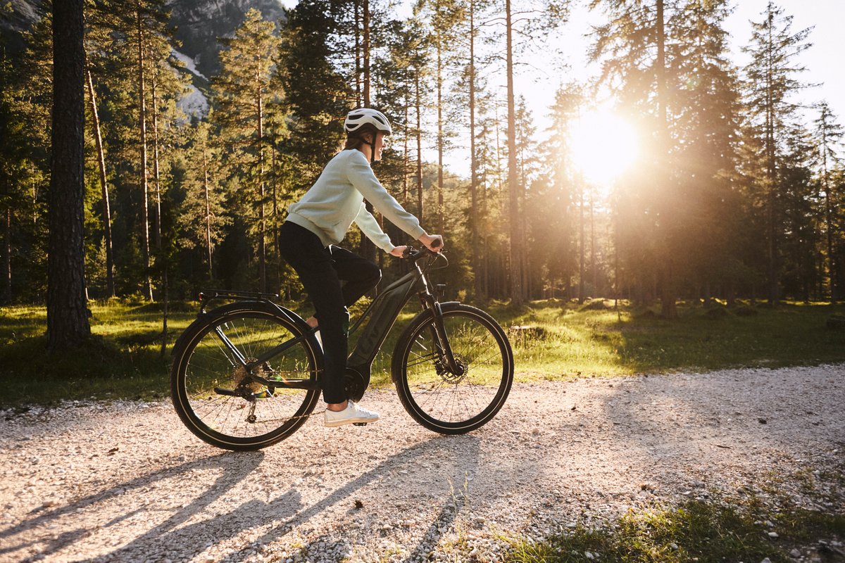 The Amiti E + 2 provides a lower stand over height, is equipped with a solid braking system, an integrated day light on the head tube plus fenders and a rack and tubeless tyres for optimal comfort and safety. A great option for riding through the city and beyond.
#LivCyclingUK