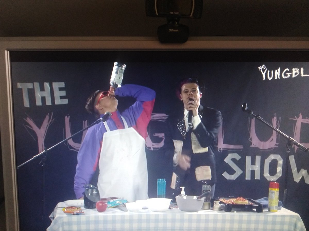 Sharon62393406's tweet photo. Stop thinking, go drinking
#theyungbludshow #yunbludarmy
#blackheartsclub #yungbluditaly🇮🇹 https://t.co/3zrwm1ivgB