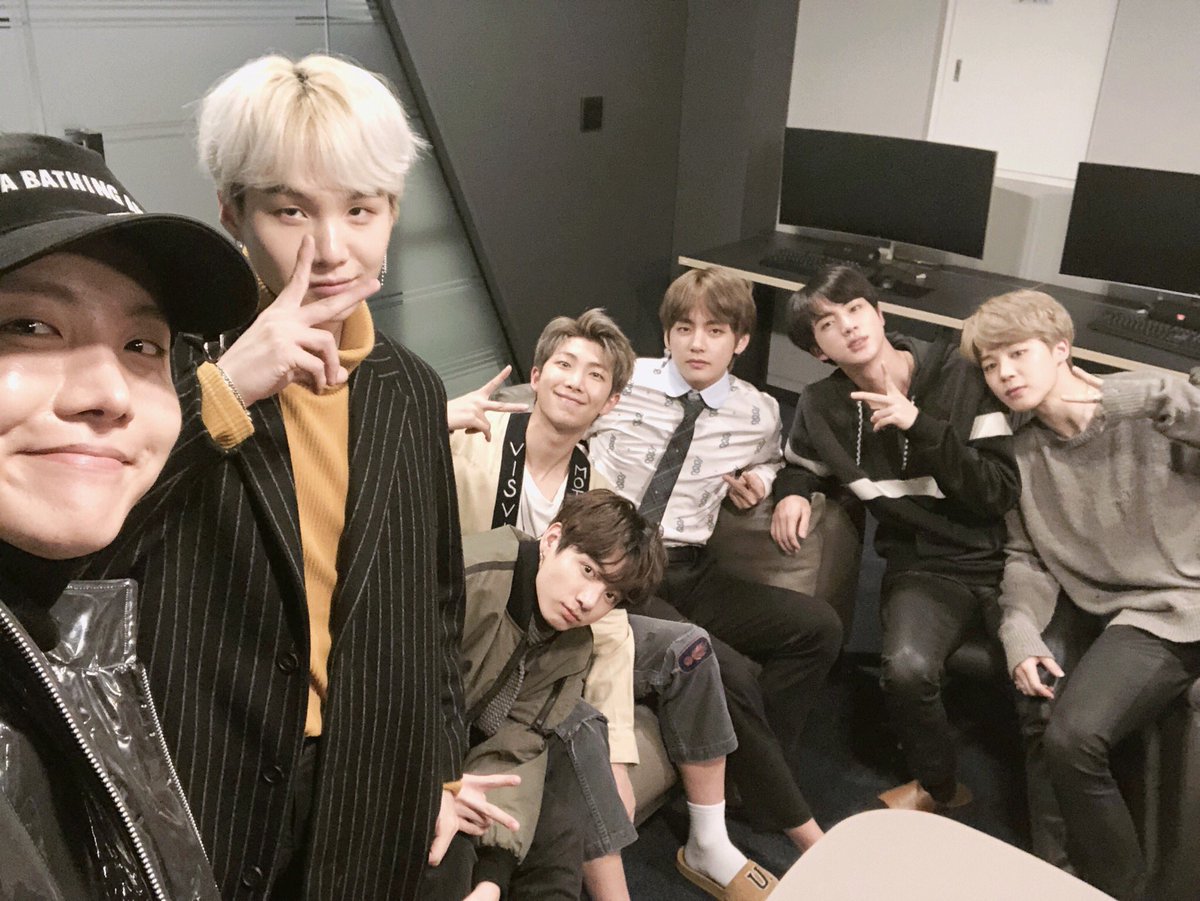 ar_jkbltosve_my's tweet photo. armyも辛いけど、沢山カムバのために頑張ってきたバンタンの皆も相当辛いよね。いつも、armyの目の前で“愛してる”って言ってくれて、勇気をくれる。支えてくれてありがとう。

七人と世界のarmyと共に頑張ろ。

#ARMYMissesBTS https://t.co/Nudr6DqN2U