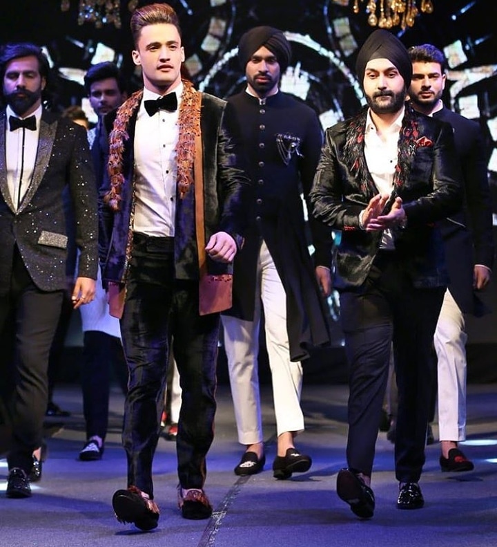 boxofficeindia's tweet photo. .@imrealasim slays as he walks the ramp as the showstopper at a recent fashion show.

#AsimRiaz https://t.co/SgLgfX57MV