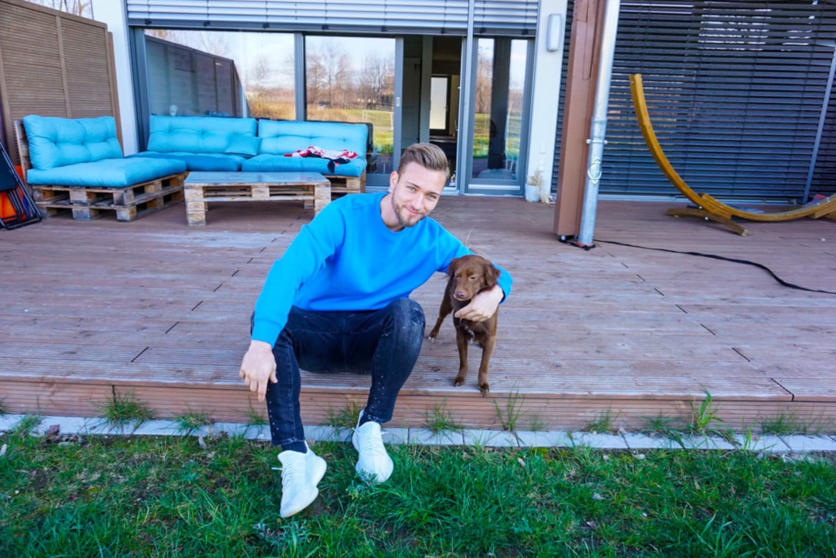 DynamoDresden's tweet photo. Kennt ihr schon die #StayAtHomeChallenge ?
Dabei gilt es, zuhause einen Fußball oder eine Klopapierrolle zu jonglieren, ohne dass diese(r) den Boden berühren darf.
Tim #Boss und #Godsway #Donyoh haben bereits vorgelegt - macht ihr auch mit? 👉 https://t.co/b0fQiDESnu #sgd1953 https://t.co/Axl4Xd8g4G
