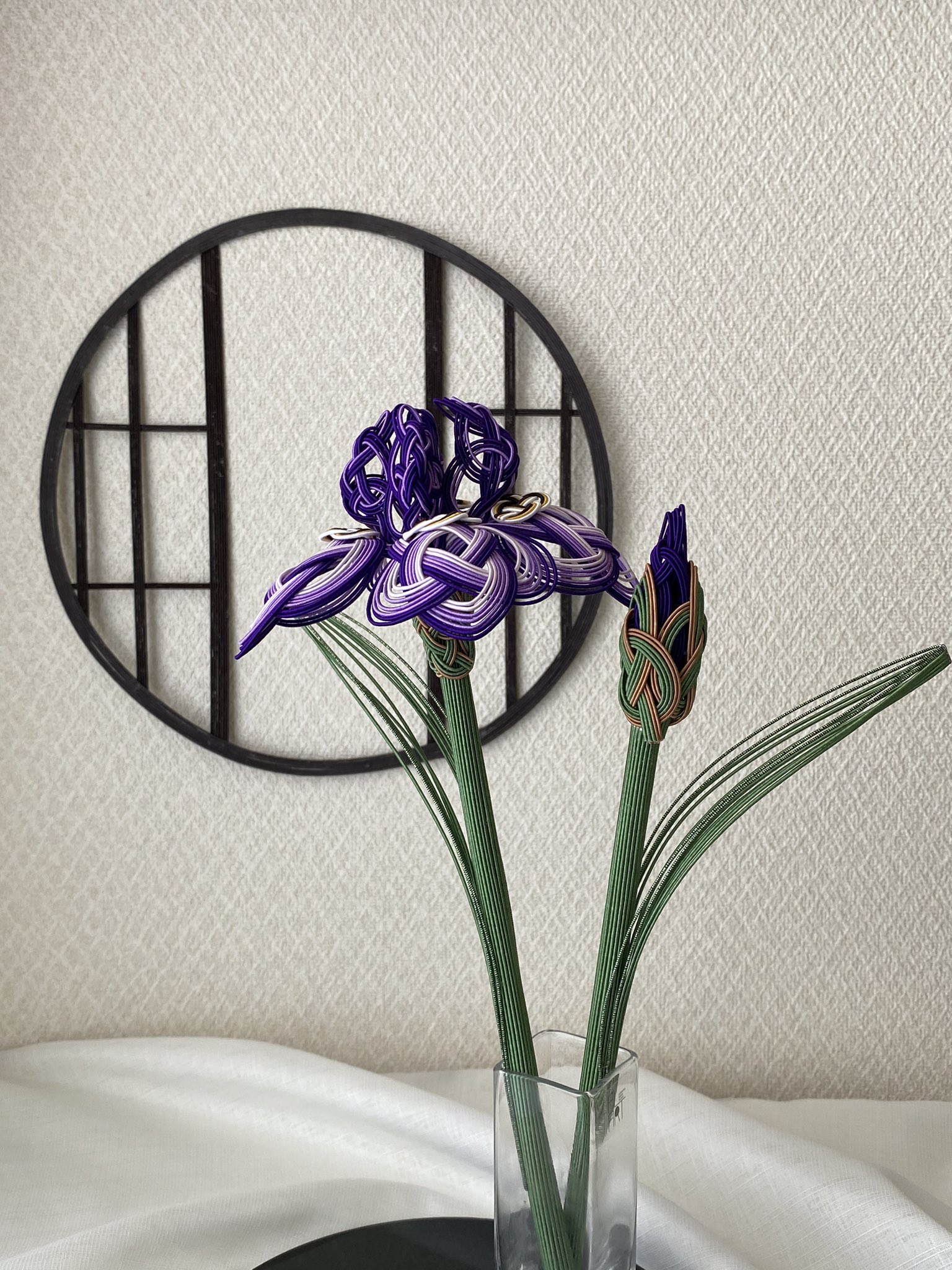 Musubi Tokyo Musubi Tokyo 日本の歳時記 端午の節句 花 丈29 花12 5cm 高さ8cm 蕾 丈26 蕾2 5cm 高さ6 5cm 菖蒲の花 写真とにらめっこしつつ 時間がかかりましたが オリジナル作品完成 正倉院円窓を背景に 水引 Mizuhiki 菖蒲 花 蕾 端午の