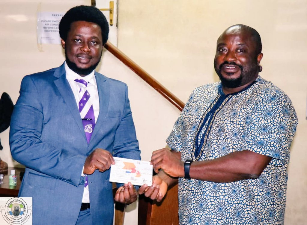 FrancisKaifala's tweet image. The ACC on Monday presented a cheque of Le485M+ to the Head of the SLRSA as fees recovered from owners of heavy duty machinery who had refused to register and/or renew their licenses; through requested support from them for our untervention to avert revenue loss in that sector.