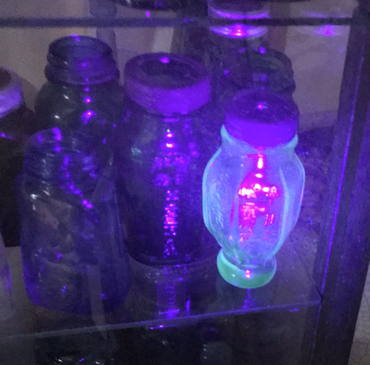 まゆ Na Twitteru 大正くらいの古い瓶だと ぼんやり光るものも有りますが 昭和10年位の養蚕活桑瓶が強めに光るので驚きました 他の養蚕瓶は全く反応しませんでした