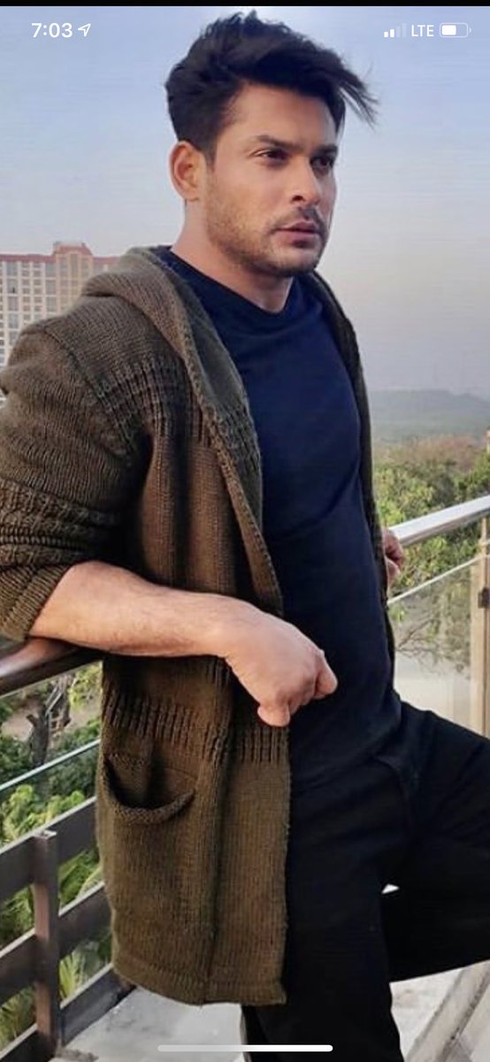 tenzwang2's tweet photo. We all saw shenaz wearing sid’s Tshirt. Anyone notice sid’s wearing #ParasChhabra cardigan #BulaDungaWithSid https://t.co/TT9jluWcFz
