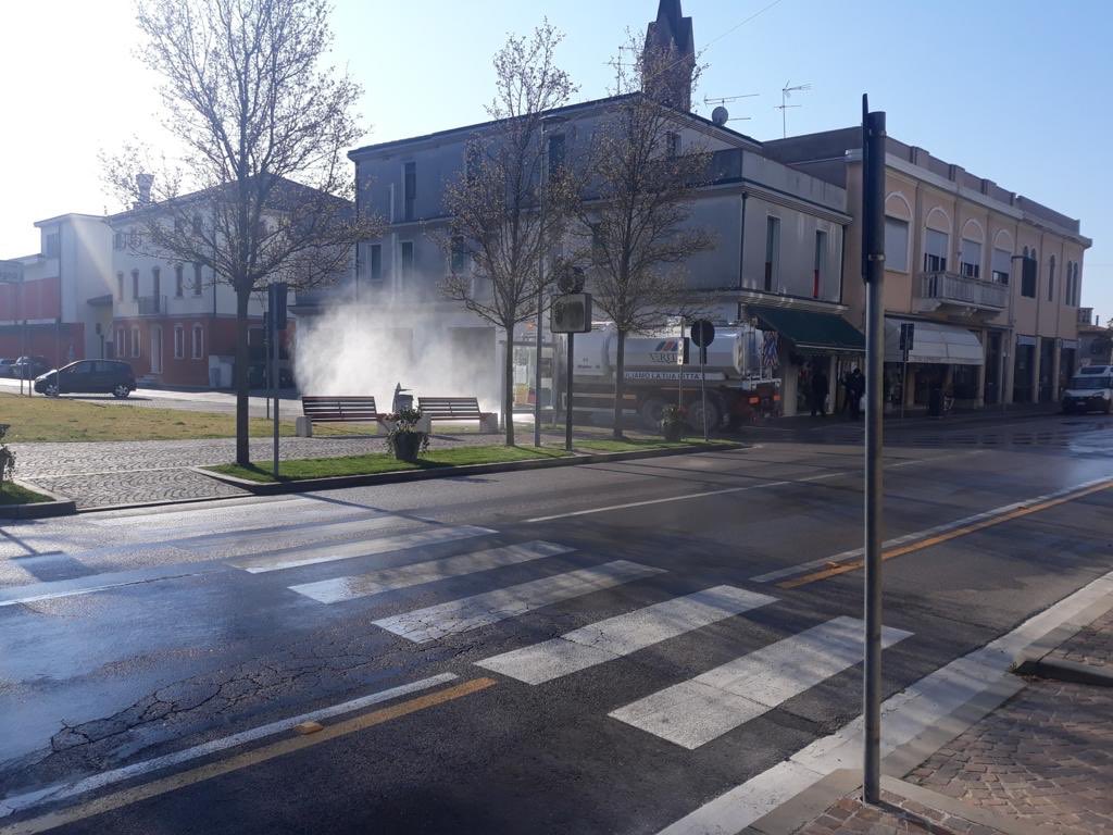 SusannaSindaco's tweet photo. 🌀 Non ci fermiamo!
Secondo step lavaggio e sanificazione delle strade a Musile. @GruppoVeritas
#coronavirustieliminiamo #gruppoveritas #musile #coronavirus #COVID2019 https://t.co/IaKD6psl2i