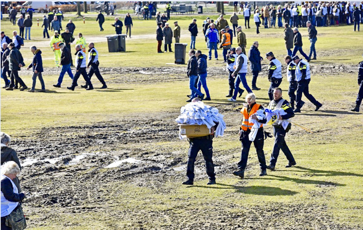 Politiebond's tweet image. Het losbarsten van de coronacrisis heeft de politiebonden doen besluiten hun actieplan rondom pensioen en capaciteit aan te passen. Tot nader order zullen er geen acties worden uitgevoerd. acp.nl/nieuws/politie… #corona #coronanederland #coronavirus #politie #COVID19 #actie