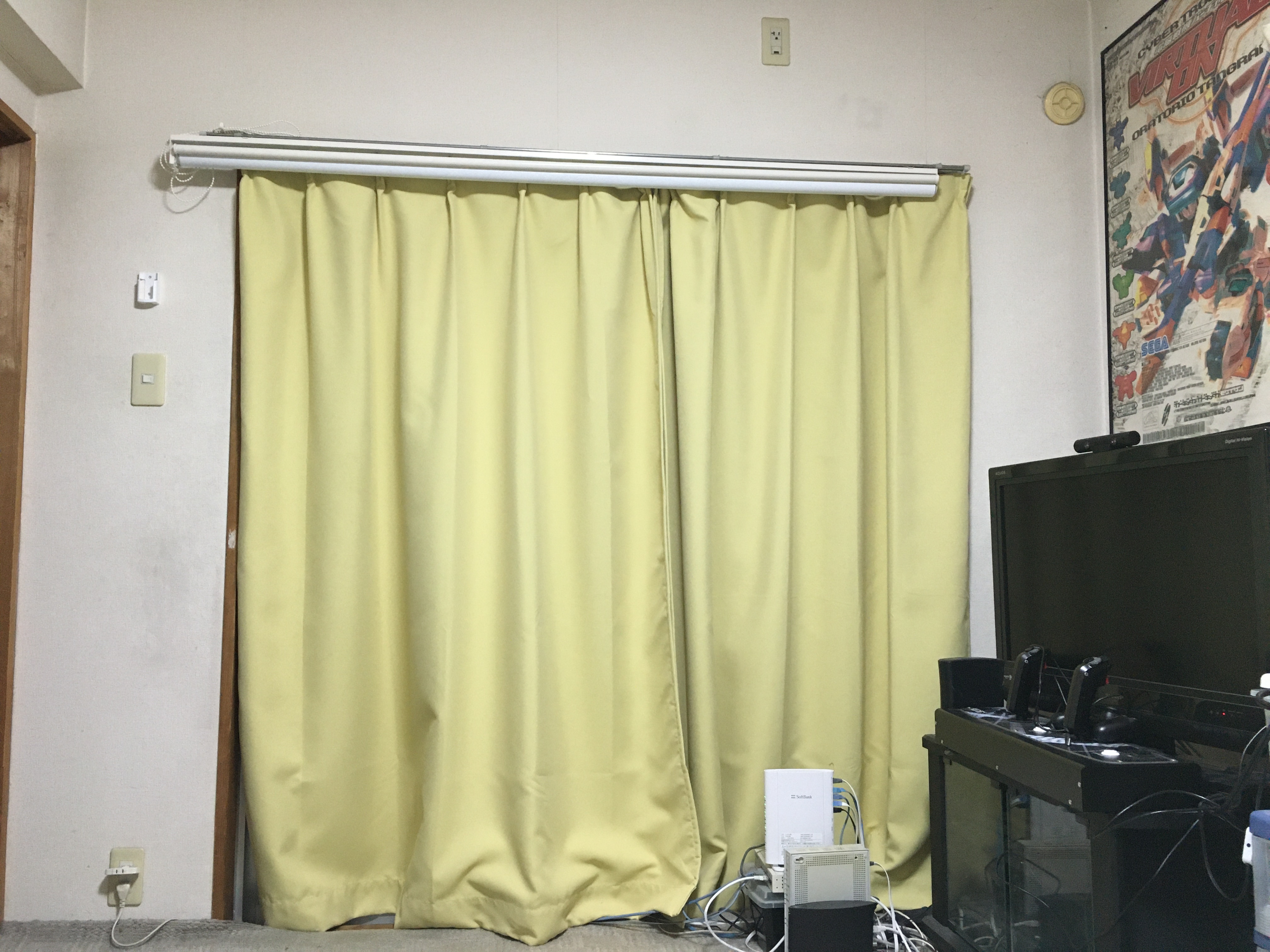 竹山祐右 はやめブラストギア 全８巻発売中 ニトリの遮光ロールスクリーンのカーテンを使ってプロジェクター投影してみました こいつはイケる もう少し平らな台を使って調整すればもう完璧 カーテンの裏表が逆なのですが 本来は真っ白な方が外側