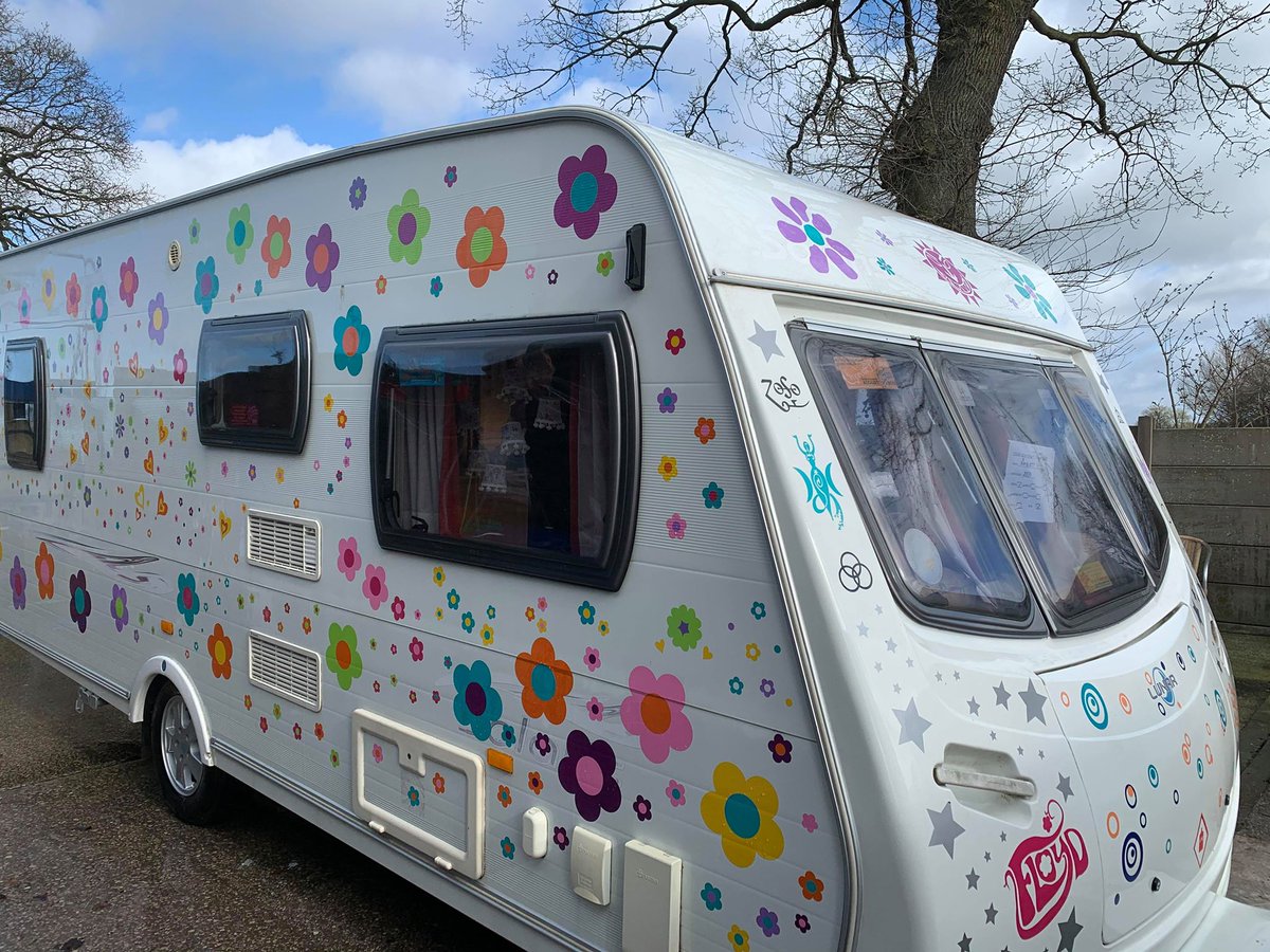 Here's a little van of sunshine to brighten up your day amongst these tough times! 🌞🌷🌼