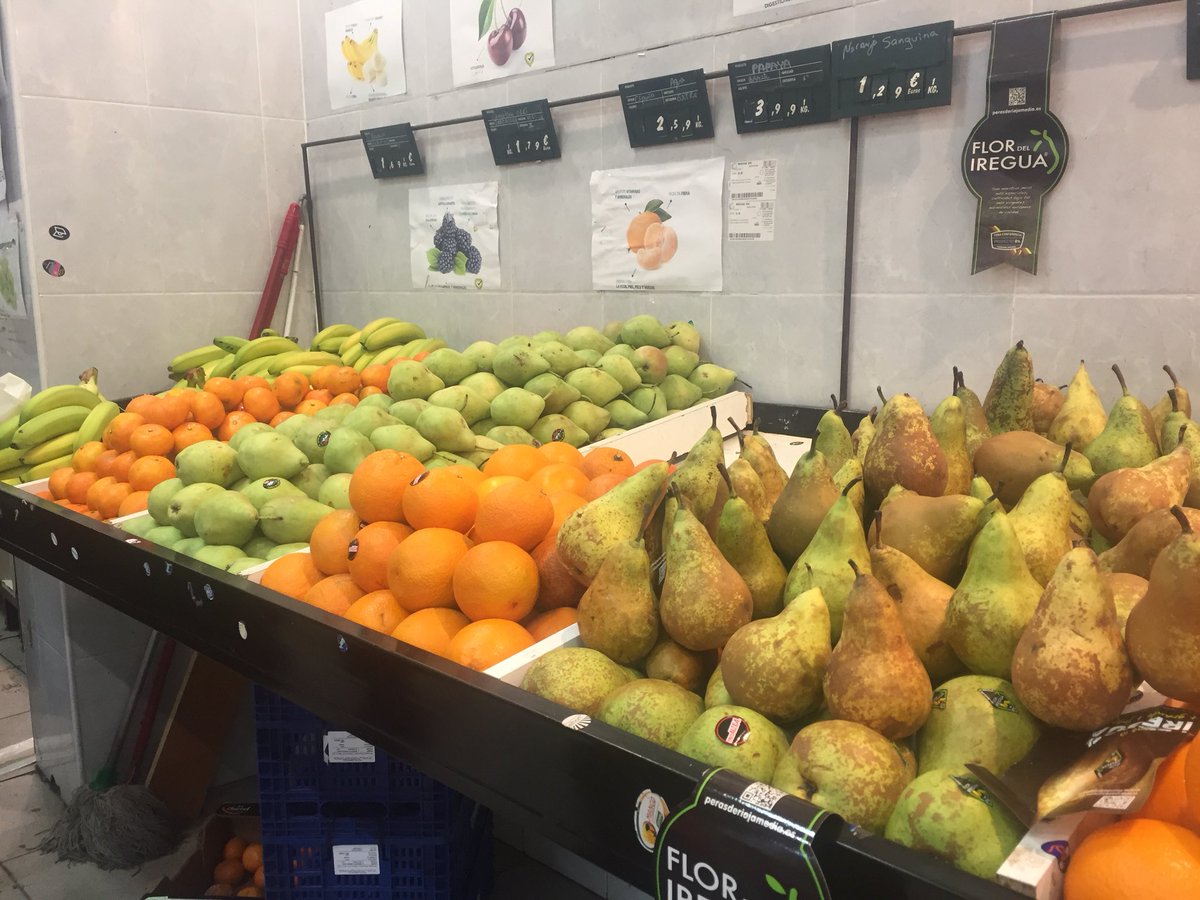 Unsereno's tweet photo. Hoy he salido a comprar  y he ido donde siempre, a las pequeñas tiendas de mi barrio. 

No se olviden del pequeño comercio en estos días 😁 https://t.co/3aeciGe1TT