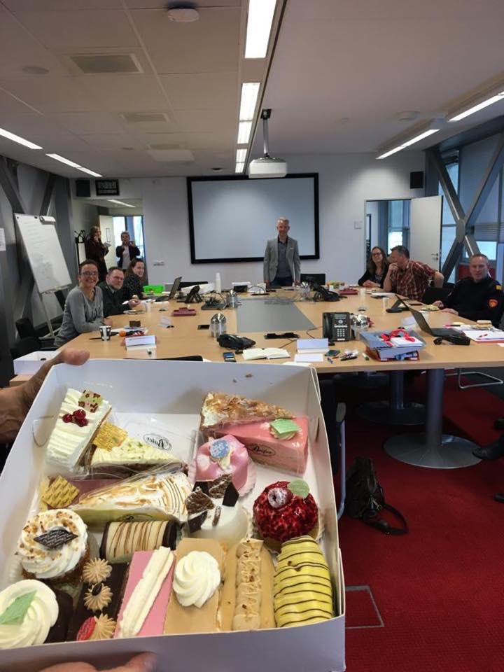 JanHamming's tweet photo. Gebak voor onze helden onze ‘crisismanagers’ in de backoffice van de veiligheidsregio van het #ROT @VrZW en actiecentra in ZaanstreekWaterland. Maar vooral een diepe buiging en groot respect voor de mensen die 24/7 werken voor onze gezondheid en veiligheid. #keepupthegoodwork https://t.co/AF8CKwF5SY