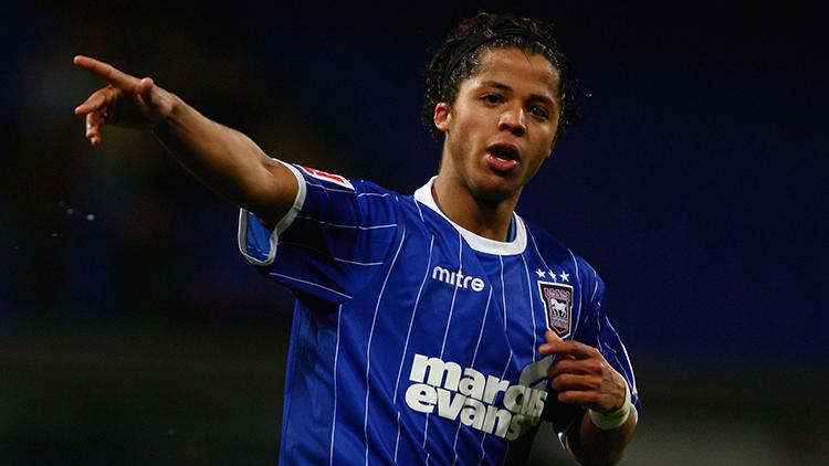  Happy 33rd birthday to Giovani dos Santos! 