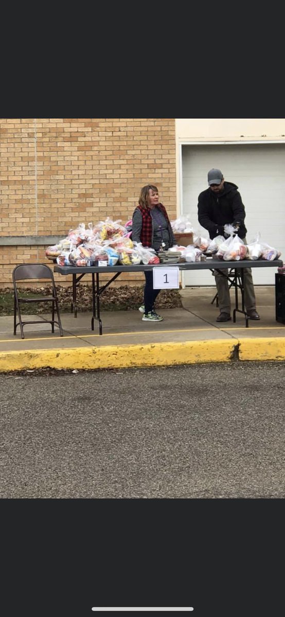 LCSC_Berries's tweet photo. Today our staff worked extremely hard to provide meals to students in our community! Our next meal pickup date is scheduled for March 30 from 10am-12pm at LHS Door 1 and Columbia Elementary. #WeAreLogansportSchools https://t.co/89AppLJ5g3