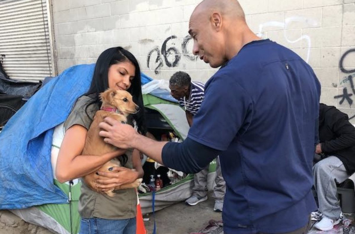 This story is for all of our animal lovers out there! What a heartwarming way to spread kindness 🐶 💕 

bit.ly/2W1J6Wz