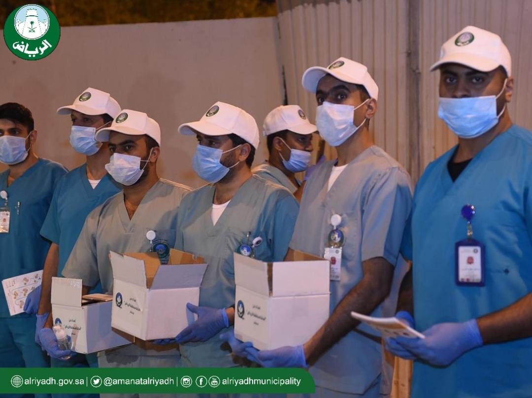 Amanatalriyadh's tweet image. #أمانة_منطقة_الرياض تبدأ بتوزيع معقمها مجانًا في ٢٥ موقعًا داخل المدينة شملت الإشارات المرورية وعددًا من الجهات الحكومية، وذلك في إطار الجهود الاحترازية لمنع انتشار فيروس #كورونا المستجد.