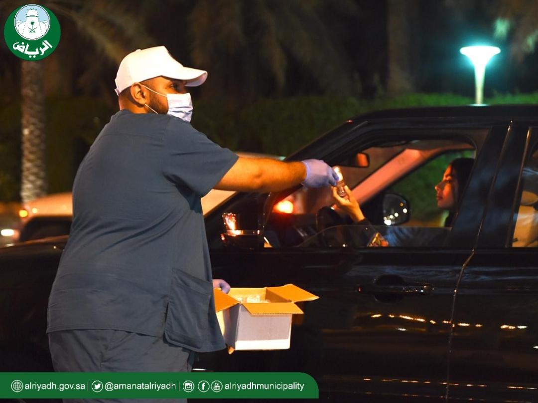 Amanatalriyadh's tweet image. #أمانة_منطقة_الرياض تبدأ بتوزيع معقمها مجانًا في ٢٥ موقعًا داخل المدينة شملت الإشارات المرورية وعددًا من الجهات الحكومية، وذلك في إطار الجهود الاحترازية لمنع انتشار فيروس #كورونا المستجد.