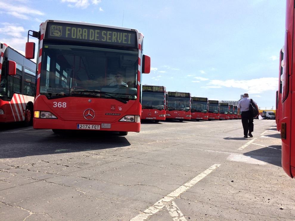 laCanonja's tweet photo. #AVÍS | L’Empresa M. de Transports (EMT) suspendrà a partir de les 00.00h, el servei de totes les línies 🚌, entre elles la L3 i L30 que donen servei a la Canonja.

S'estan reconfigurant les línies per reconvertir-les en un servei a demanda per atendre les necessitats essencials. https://t.co/rGQwv909eM