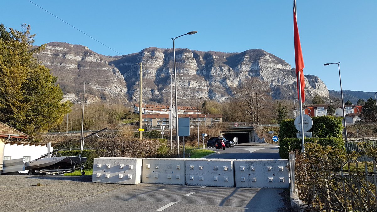 The border between Geneva and France. I feel safer already.