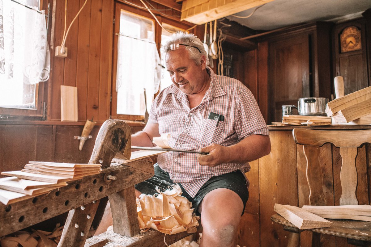 Where the whittling is done
Ernst Karle is preserving one of the Black Forest’s most important traditions. Join us for a story about the last shingle maker in the region.
Read more: mk47.de/shingle
#monkey47 #gin#schindelmacher#shingle#schwarzwald#blackforest #manufaktur