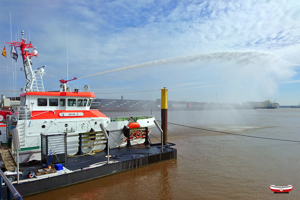 Seenotretter's tweet photo. #Seenotretter-Löschtest 💦: Unser #Seenotrettungskreuzer SK 40, die künftige #HAMBURG der #DGzRS-Station #Borkum, heute bei der Erprobung der Feuerlöschanlage 🔥 auf der #Fassmer-Werft in #Bardenfleth/#Weser https://t.co/pPdifpjdGi