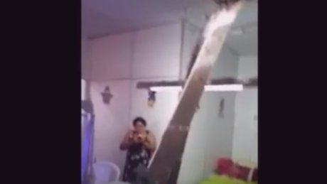 imirante's tweet photo. VÍDEO: cai parte de forro do Hospital da Criança, em São Luís https://t.co/GU97GcGk9a #HospitaldaCriança #forroPVC #pacientes #SãoLuís https://t.co/HKVA29BYZO