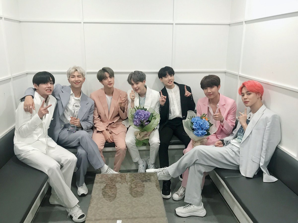 YoonminsBlckCat's tweet photo. 2019 MOTS: Persona - Fansigns (📸archive)
📎: https://t.co/2eX9BdQKNK
Credit to owners
STAY HEALTHY, EVERYONE!
#BTSFansign #MOTSPersona #ARMYMissesBTS #지민 #JIMIN #방탄소년단 #BTS #ARMY #BTSARMY #Namjoon #Seokjin #Yoongi #SUGA #Taehyung #뷔 #Jungkook #Hobi #Jhope @BTS_twt https://t.co/0uVcyeiPjK