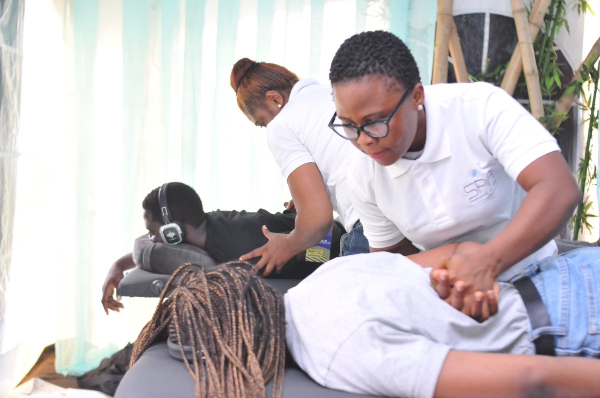 spapampering's tweet photo. Working for long stretches without breaks leads to stress and exhaustion. “Aha moments” came more often to those who took breaks
We had such a Lunchtime Massage sessions at the just concluded @SMWLagos
#wellbeing #healthyliving #calmness #wellnessgoal #lessstress https://t.co/fqH5xewZ2d