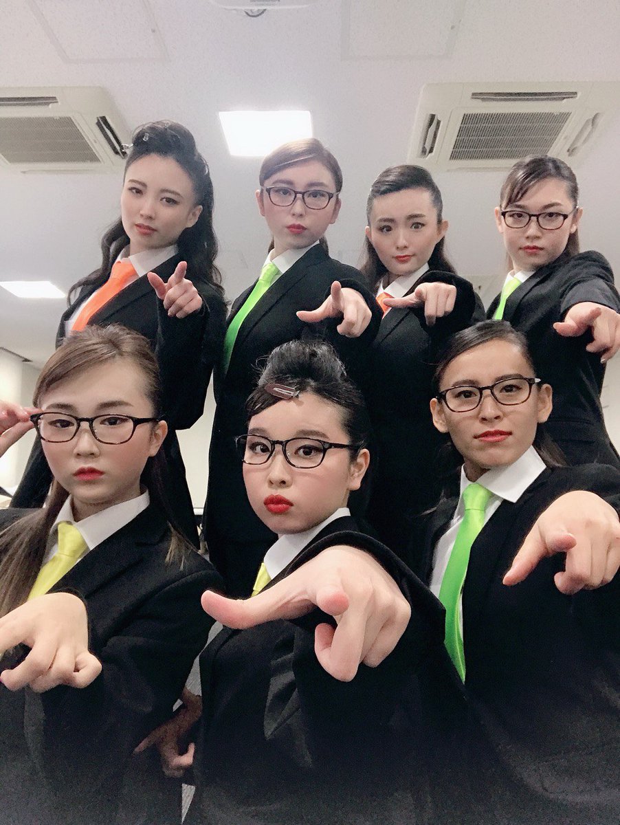 kindaigirls's tweet photo. 2日間のMV撮影が終了しました💚🖤
今年はなんと❗️❗️衣装が2パターン😳⁉️
大学を飛び出して駅や電車でのダイナミックな撮影も😉💥
かっこよさも可愛さもあるMVになること間違いなし✌🏻✨✨
ぜひぜひ完成までお楽しみに〜😘😘
#近大入学式 #春から近大 #kindaigirls #近畿大学 https://t.co/JMRU0qwtJg
