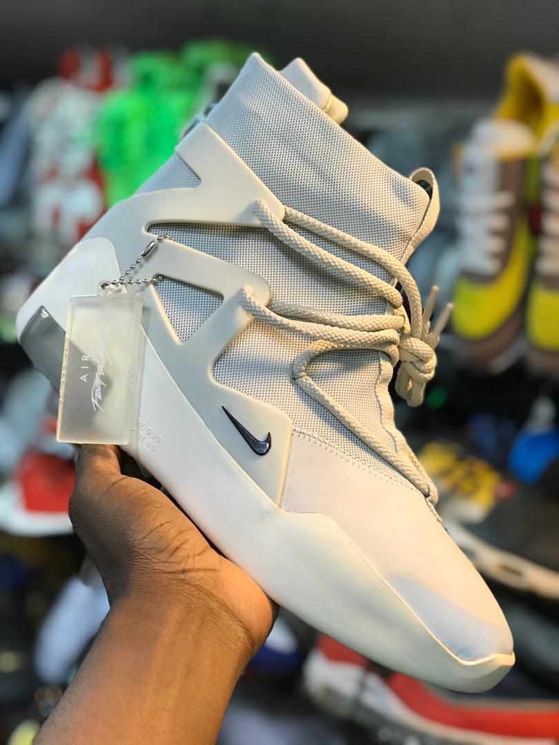 feetbitsneakers's tweet photo. The Nike Fear Of God 1 #FOG1 is back in stock at only small small 300k, Grab yourself a pair while stock lasts
#FeetBit👟 #SaleUpdates https://t.co/utzMoN8Ppt