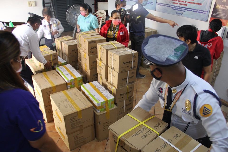 GMA Kapuso Foundation donated 24,000 surgical masks, 1,500 N95 masks and 70,000 pairs of rubber gloves to seven public hospitals serving COVID-19 patients across the metropolis.