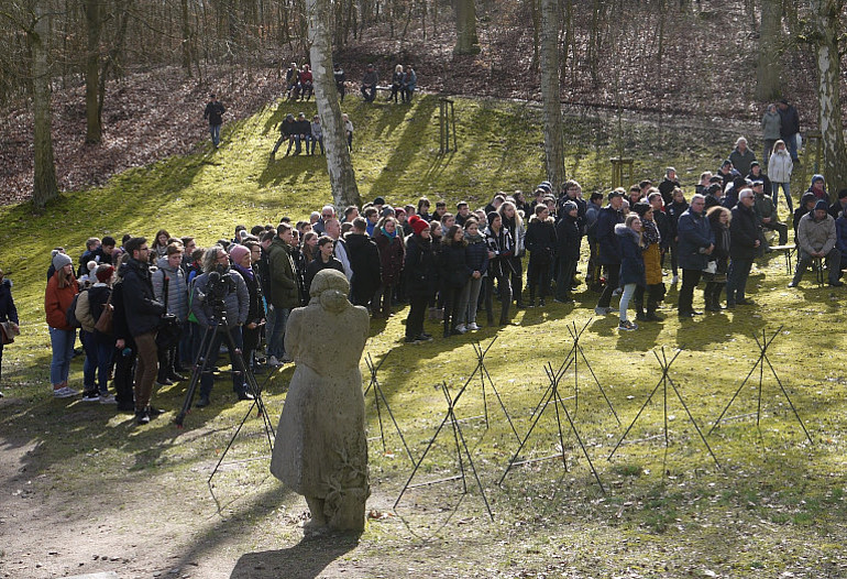 Volksbund's tweet image. Vor 75 Jahren: Bomben auf #Swinemünde
Gedenkfeier des Volksbunds auf der #Kriegsgräberstätte #Golm an der Ostsee: bit.ly/2wdVI2d
Foto: Volksbund