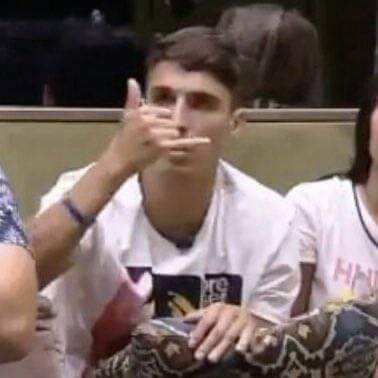 3corese1paixao's tweet photo. "Alguém passa com a camisa do Fluminense na rua"

Eu: https://t.co/9vTiWT8J7O