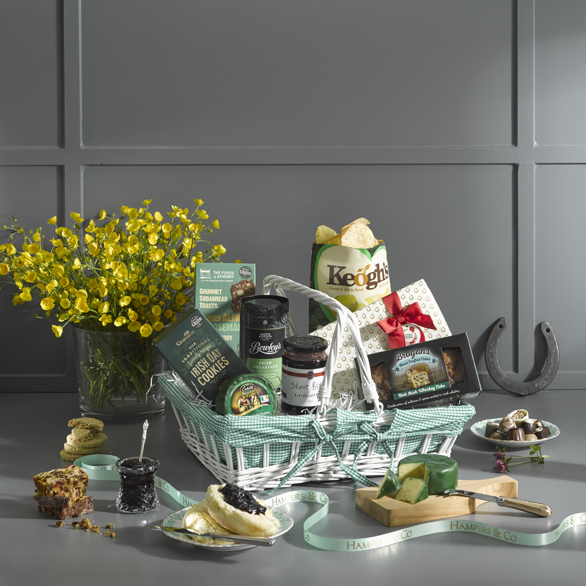 HampersandCo's tweet photo. #Win one of our fabulous Irish Hampers .RT your #paddysday images &amp; the most Re Tweets gets an Irish Hamper delivered to their door. Three Lucky #Winners ☘️🌈 https://t.co/ijMV39pf6R