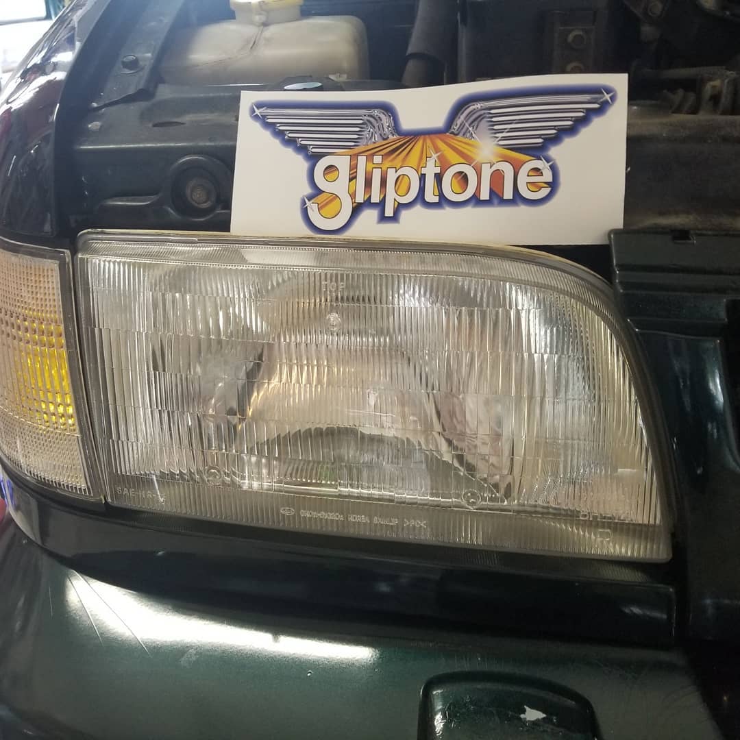 Gliptone's tweet photo. Our Friday Freebie Winner @waterlessautodetailing demonstrates his Headlight Restoration Kit! 🔥 #linkinbio to purchase!
#headlights #restore #fridayfreebie #winner #gliptone #gliptoneproducts #gtquartz #tryitonceuseitforever #carguys #detailguys #cardetailing https://t.co/j6SOlD2yTC