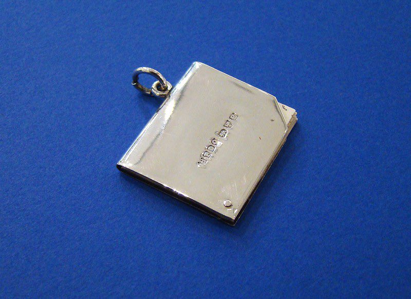 DanielBexfield's tweet photo. Edwardian Silver Trumps Marker Fob/Pendant
Made by Boots Pure Drug Company
Cheater 1904
£265.00
For denoting what are trumps in a game of bridge
Cards are made of ivorine
Without damage or repair
#bridgegame #antiquesilver #sterlingsilver #antiques #danielbexfieldantiques https://t.co/KXZbYt6Q8m