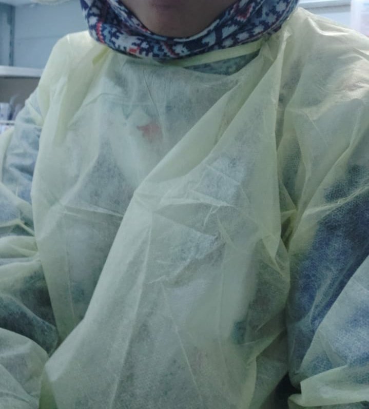 redrun_'s tweet photo. Wife jadi frontliner in her suit. Panas sangat katanya. Buka mask, baru nak makan &amp; rehat. You people, especially the frontliners, folks in KKM, hospitals - you guys are our heroes. https://t.co/ONegLGed3d
