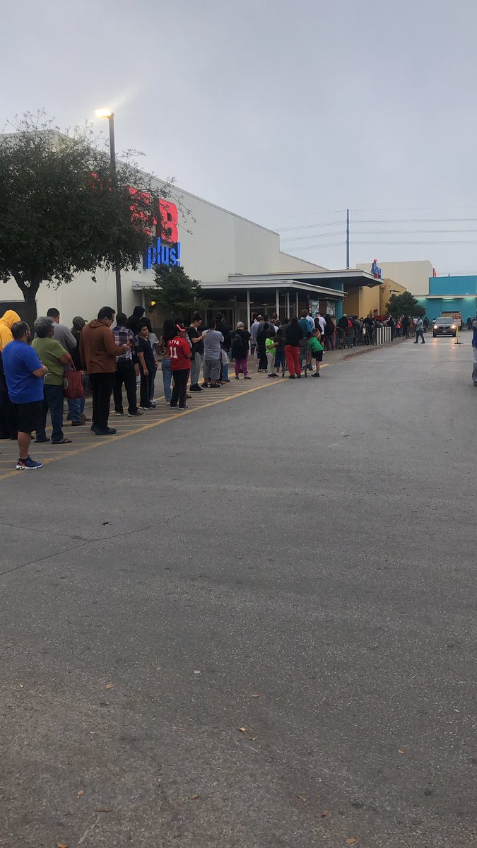 hey_valeri's tweet photo. lines to get into heb 🥺 https://t.co/bPuf8NDiA7