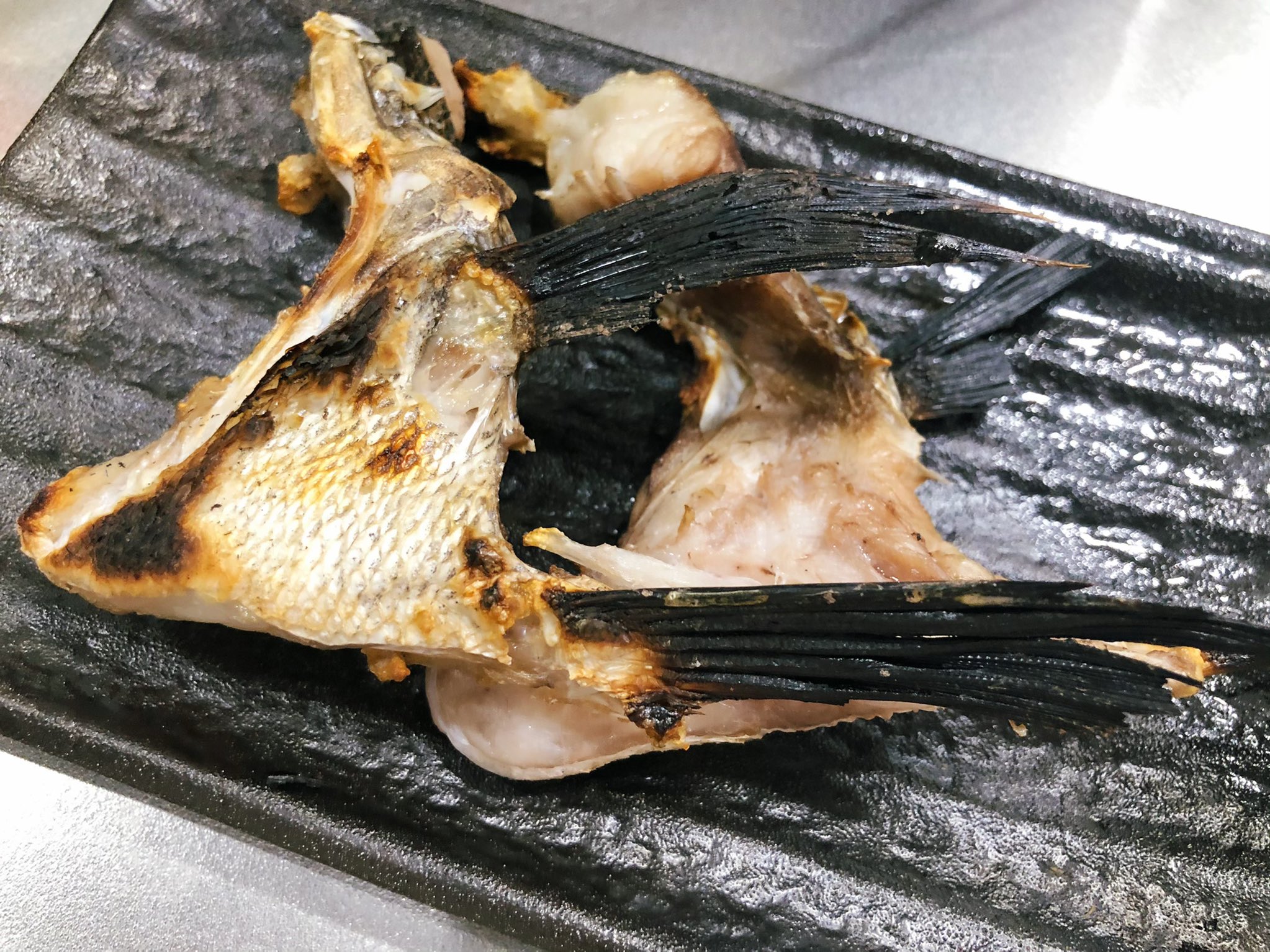 えまきち𓇼𓈒𓏸 釣りお休み中 今日勢いで買ったスズキさんはいつものシンプルメニュー 刺身 カマ焼き あら汁で頂きました W とにかく忙しくて仕事しかしてなかったから久しぶりに魚に触れたぁ 初めてスズキ食べたけど味もしっかりしてて火通すと