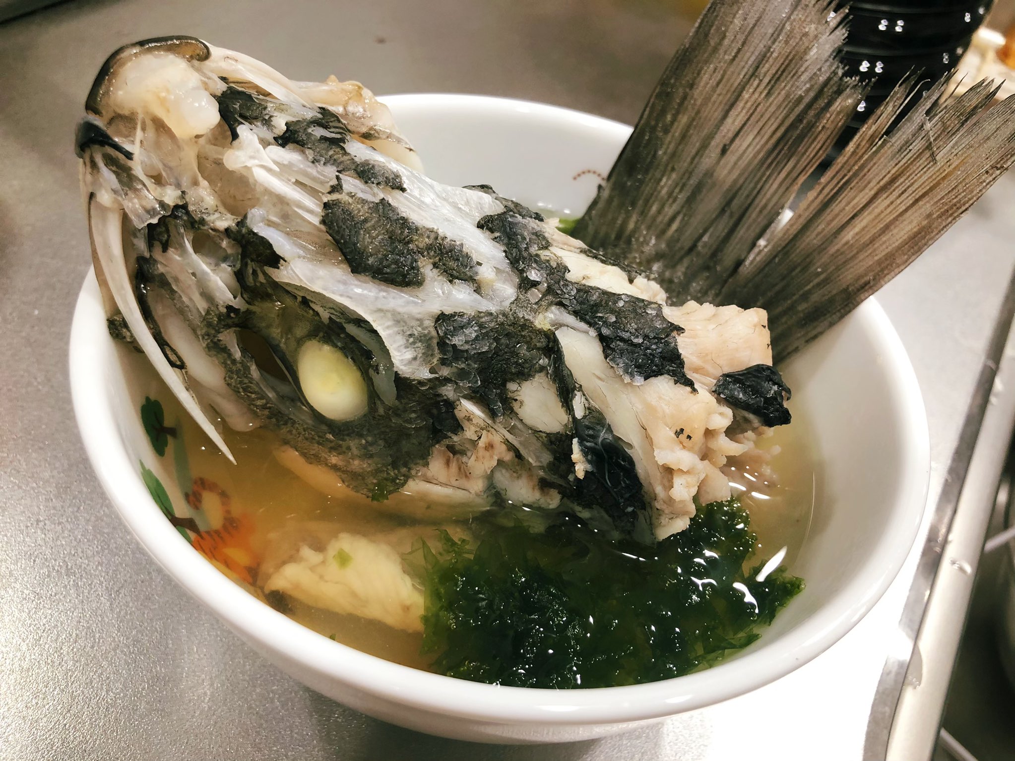 えまきち𓇼𓈒𓏸 釣りお休み中 今日勢いで買ったスズキさんはいつものシンプルメニュー 刺身 カマ焼き あら汁で頂きました W とにかく忙しくて仕事しかしてなかったから久しぶりに魚に触れたぁ 初めてスズキ食べたけど味もしっかりしてて火通すと