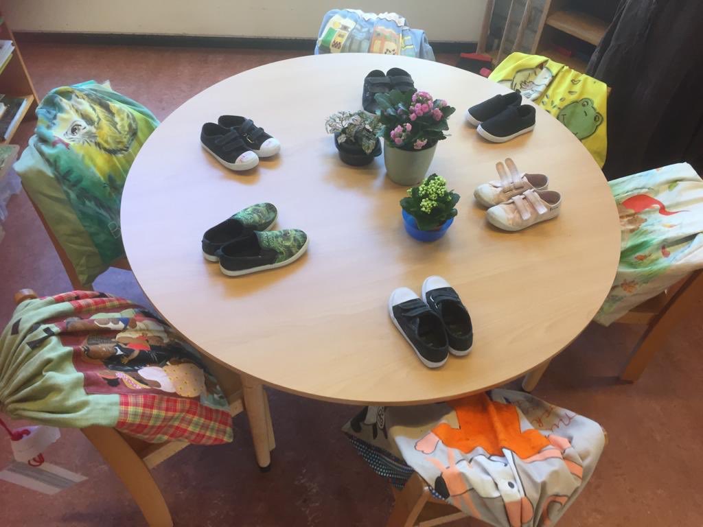 Op de regenboog school in <a href="/adamzuidoost/">Amsterdam Zuidoost</a> krijgt elk kind een verteltas mee naar huis. De verteltassen zijn vanochtend door de ouders opgehaald. Er zijn 75 tassen uitgeleend! Ze worden na een week onderling verwisseld. #Thuisonderwijs #verteltassen #coronavirus